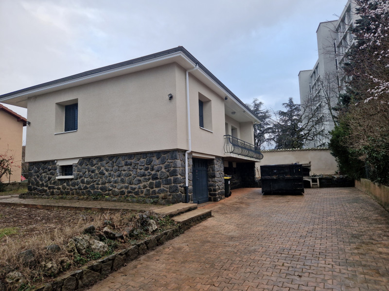 découvrez le prix d’un ravalement de façade pour une surface de 100m2 : estimation des coûts, facteurs influençant le tarif et conseils pour bien choisir votre prestataire.