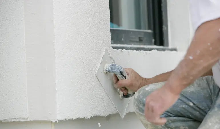 découvrez tout ce qu’il faut savoir sur le prix d’un ravalement de façade : tarifs moyens, facteurs à prendre en compte, conseils pour estimer votre budget et comparer les devis.