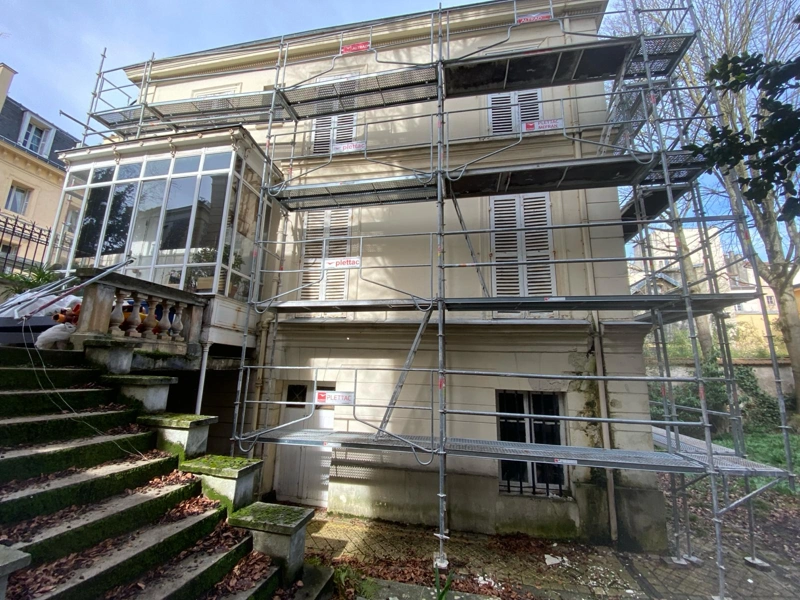 découvrez le prix moyen d’un ravalement de façade pour une surface de 200m², les facteurs qui influencent le coût et nos conseils pour bien budgétiser vos travaux.