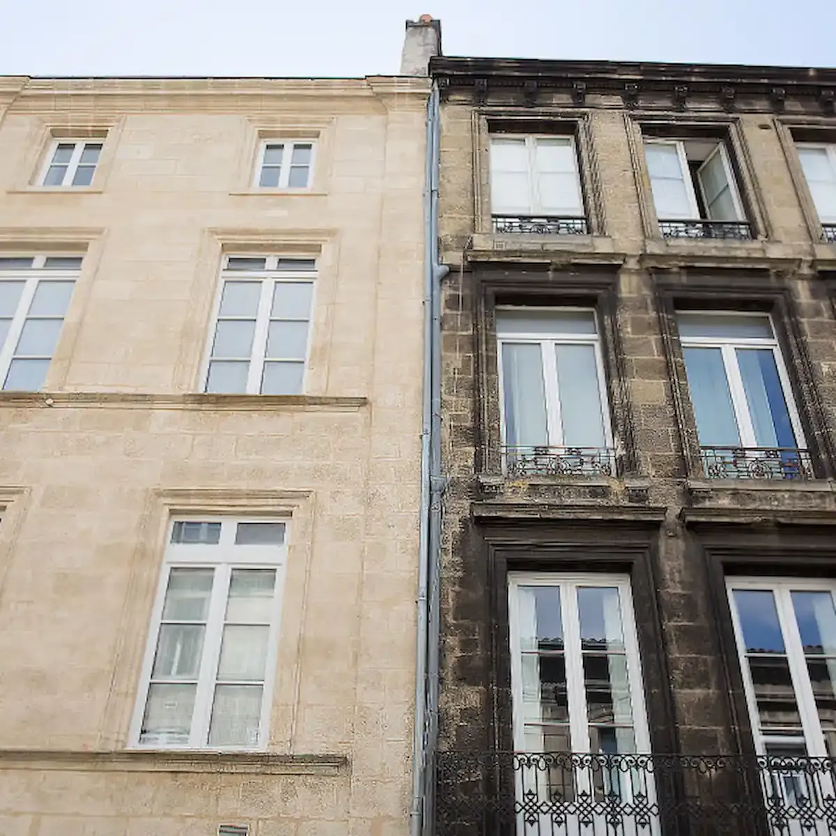 découvrez les prix moyens d'un ravalement de façade, les facteurs qui influencent le coût, ainsi que des conseils pour bien estimer votre budget et choisir le bon professionnel.