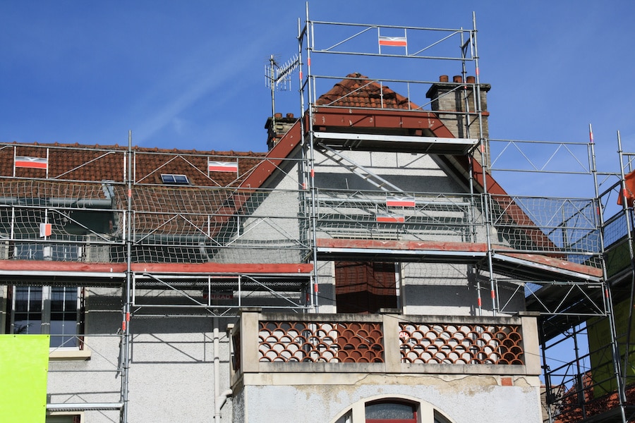 découvrez le prix du ravalement de façade au m2 en 2024, les facteurs qui influencent le coût, des exemples de devis et des conseils pour estimer votre budget.