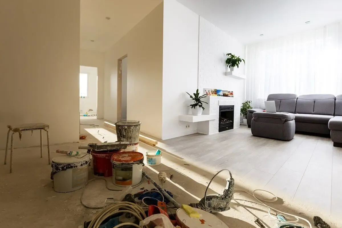 découvrez les facteurs qui influencent le prix de la rénovation d'un appartement, les fourchettes de tarifs au mètre carré, et des conseils pour estimer le budget de vos travaux en 2024.