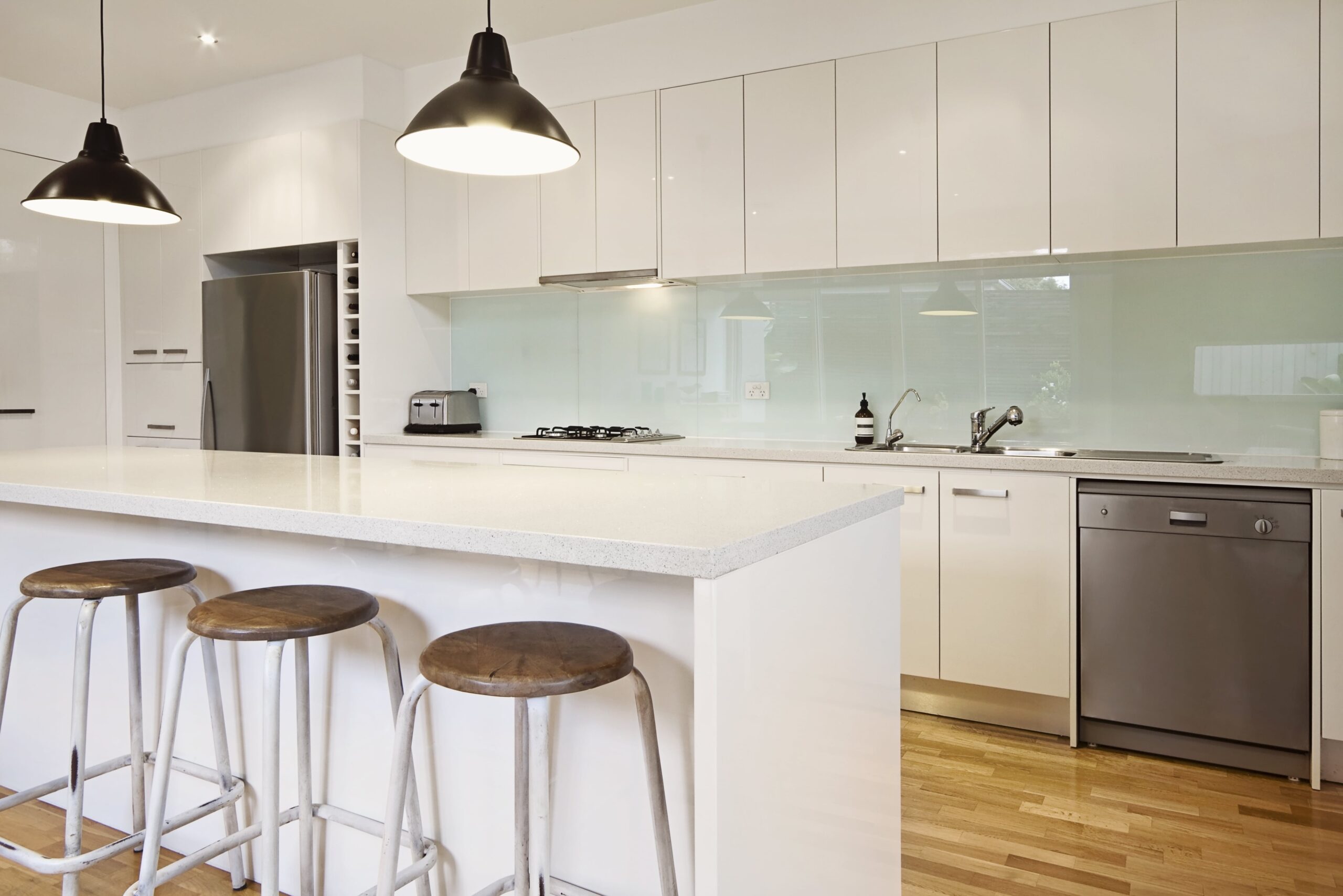 découvrez les prix de la rénovation de cuisine : conseils, estimations des coûts au mètre carré, idées pour tous les budgets et astuces pour réussir votre projet de rénovation.