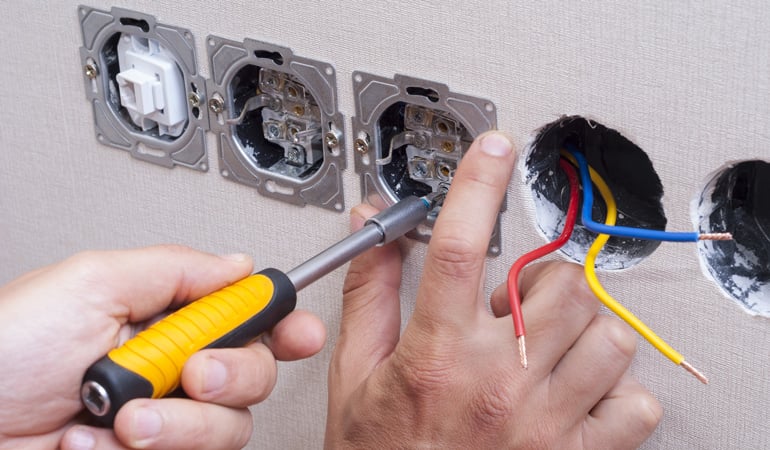 découvrez le coût moyen d'une rénovation électrique pour un appartement ou une maison de 70m2. estimez votre budget, comparez les prix et trouvez des conseils d'experts pour vos travaux électriques.