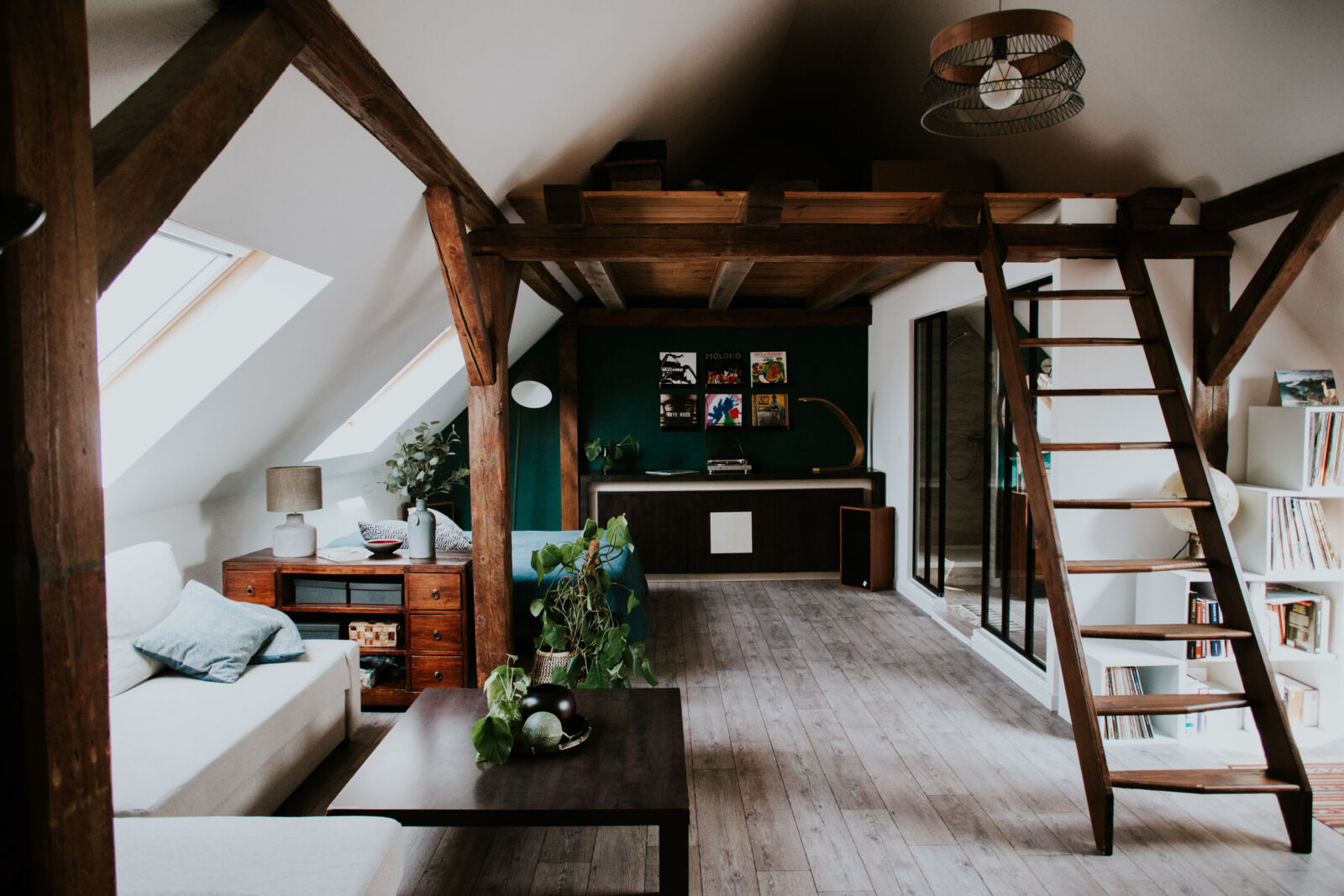 découvrez les facteurs qui influencent le prix de la rénovation d'une grange, des estimations de coûts selon les travaux à prévoir, et des conseils pour optimiser votre budget tout au long de votre projet de transformation.