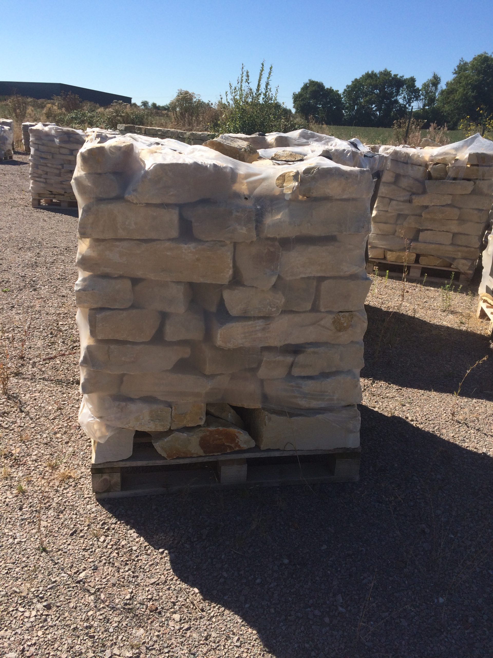 découvrez le coût de la rénovation d’un mur en pierre extérieur : prix au m², facteurs influençant le tarif, conseils pour estimer votre budget et réussir vos travaux.