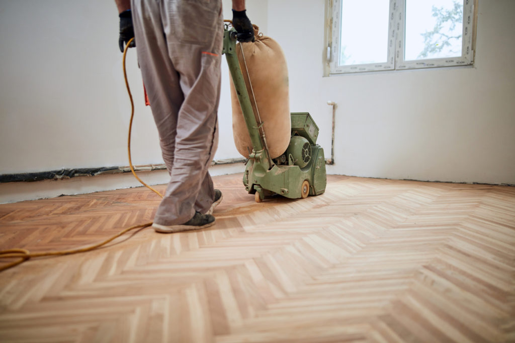 découvrez tout ce qu'il faut savoir sur le prix de la rénovation de parquet : tarifs au m², facteurs influençant le coût et conseils pour un budget maîtrisé. comparez les devis et choisissez la meilleure solution pour rénover votre sol.