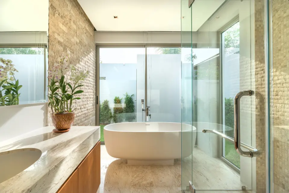 découvrez le prix moyen pour la rénovation complète d'une salle de bain de 7m2 : budget, conseils et astuces pour réussir vos travaux au meilleur coût.