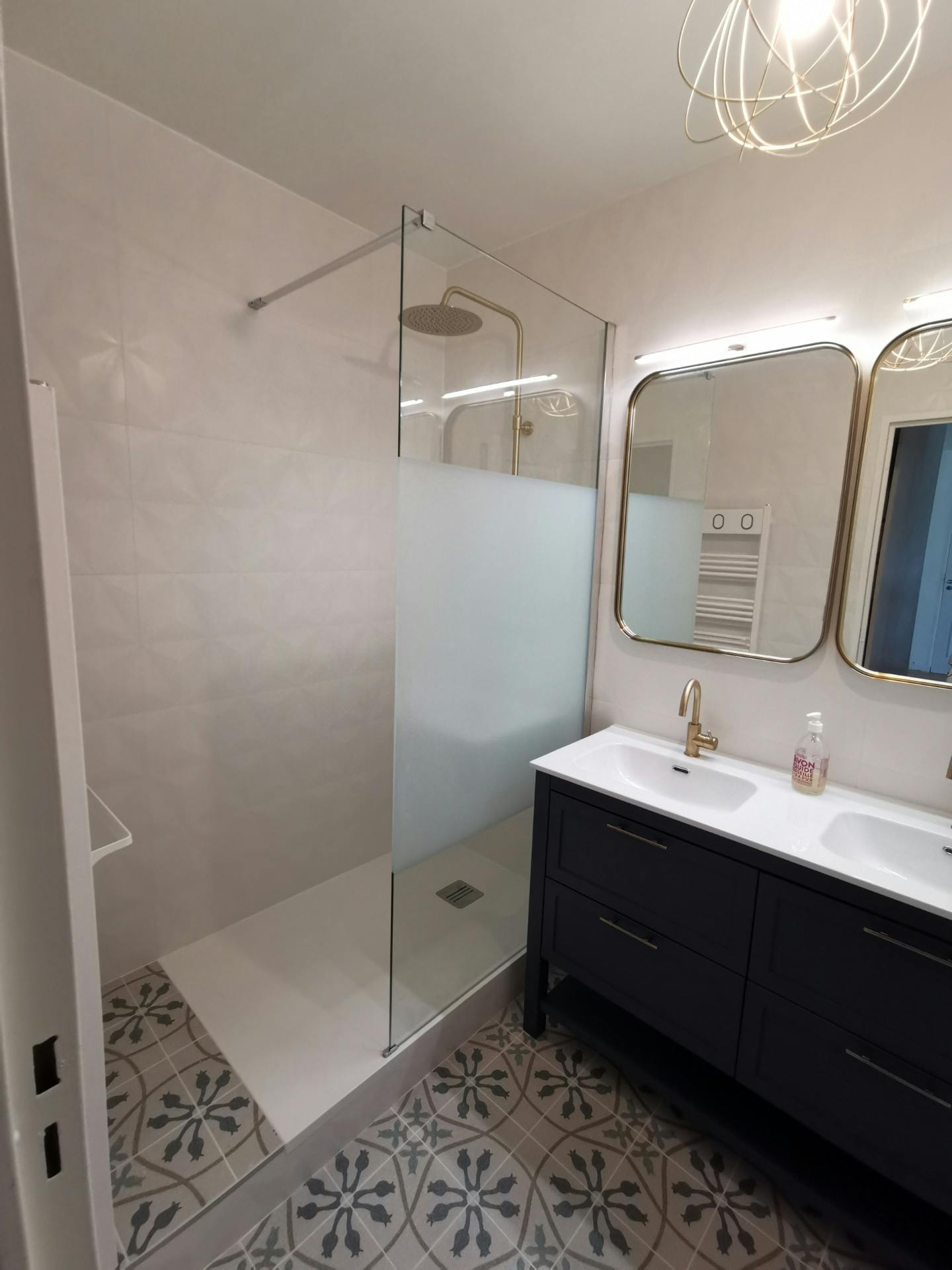 découvrez comment estimer le prix d'une salle de bain selon vos besoins, le coût moyen des travaux, les éléments à prendre en compte et des conseils pour maîtriser votre budget lors de la rénovation ou création de votre salle de bain.