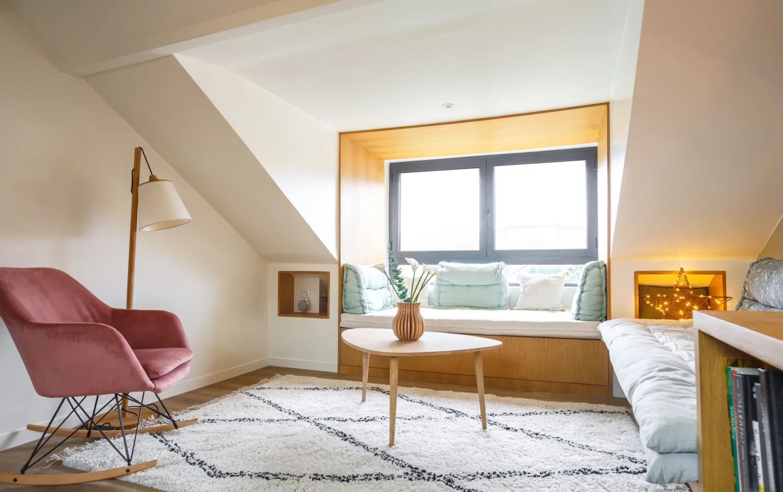 découvrez le prix moyen d'une surélévation de maison de 30m2, les éléments à prendre en compte pour votre budget, et les conseils pour optimiser votre projet d'extension verticale.