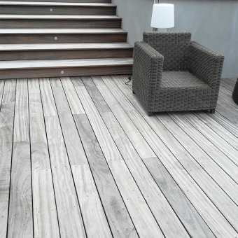 découvrez le prix d'une terrasse en bois de 20m2 : guide complet pour estimer le coût des matériaux, de la pose et des options selon le type de bois choisi.