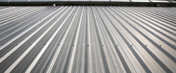 découvrez tout sur le prix d’un toit en zinc : tarifs, facteurs qui influencent le coût de la pose, conseils pour bien choisir votre couverture en zinc et comparer les devis des professionnels en toiture.