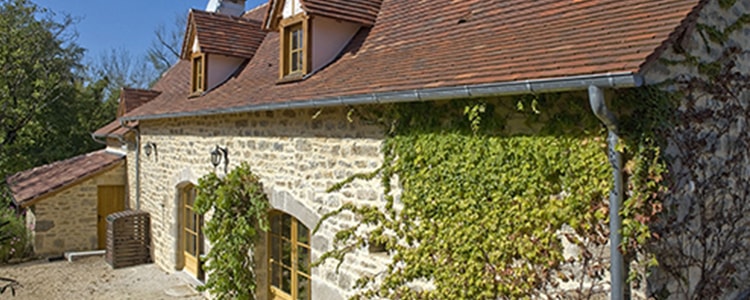 découvrez le prix d’une toiture de 100m² en 2025, les facteurs influençant le coût, les matériaux disponibles et nos conseils pour bien estimer votre budget travaux toiture.