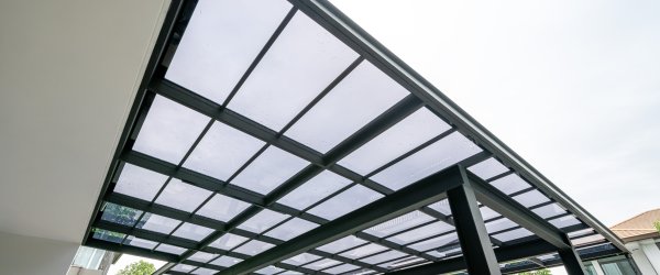 découvrez tout ce qu'il faut savoir sur le prix d'une toiture : tarifs moyens, facteurs qui influencent le coût, conseils pour bien estimer votre budget et obtenir un devis pour vos travaux de toiture.