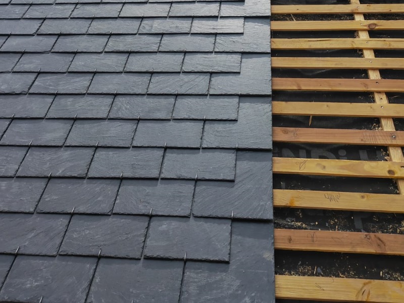 découvrez tout ce qu’il faut savoir sur le prix d’une toiture : estimations, facteurs influençant le coût (matériaux, surface, pose), conseils pour comparer les devis et réaliser vos travaux au meilleur prix.