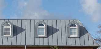 découvrez tout ce qu'il faut savoir sur le prix d'une toiture : tarifs au m², facteurs influençant le coût, exemples de devis et conseils pour bien budgétiser vos travaux de couverture.