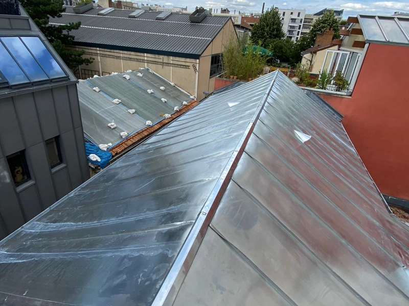 découvrez le prix au m2 pour la rénovation ou la pose d’une toiture : matériaux, main-d’œuvre et conseils pour estimer votre budget toiture.