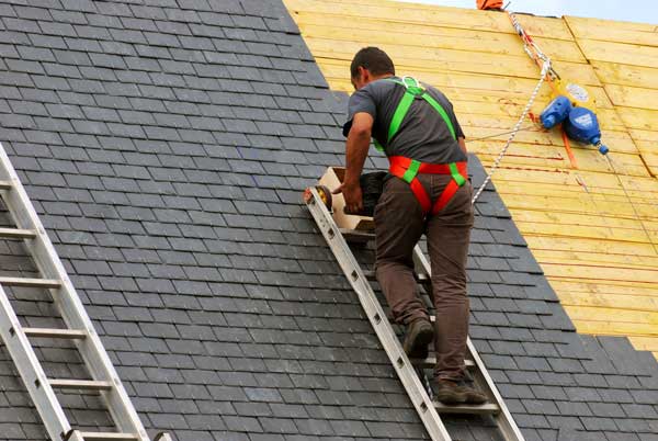 découvrez le prix au m2 pour une toiture, les différents types de toitures, les facteurs qui influencent le coût et nos conseils pour estimer votre budget rénovation ou construction.