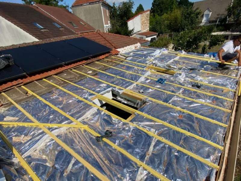 découvrez tout ce qu'il faut savoir sur le prix au m2 d'une toiture : tarifs, facteurs de variation, exemples de devis et conseils pour estimer le coût de vos travaux de couverture.