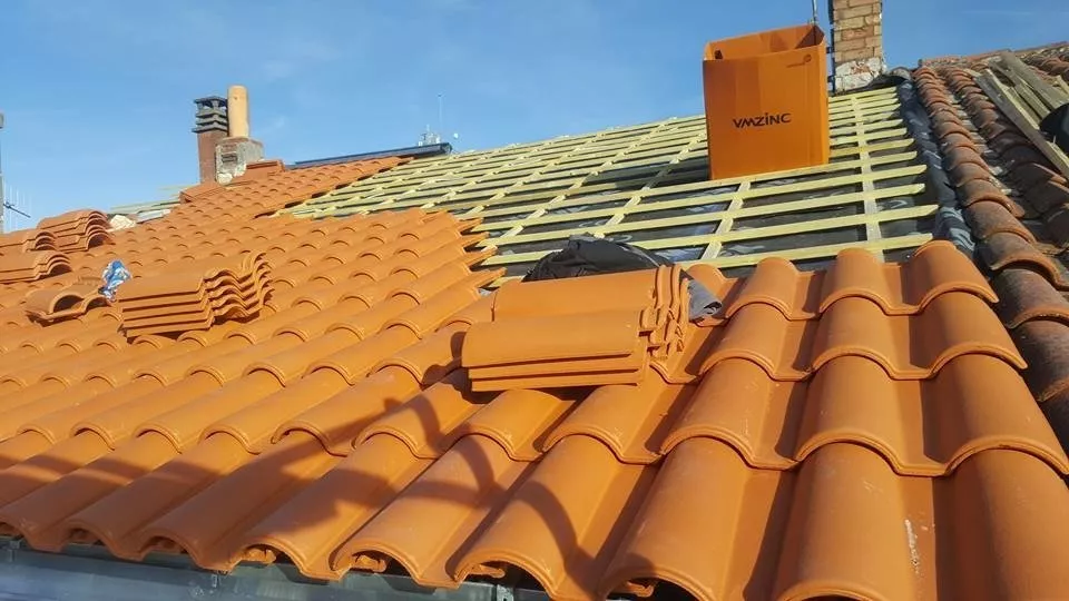 découvrez le prix au m² pour la rénovation ou la pose de toiture : comparatif des matériaux (tuile, ardoise, zinc), conseils pour estimer votre budget et éviter les mauvaises surprises.