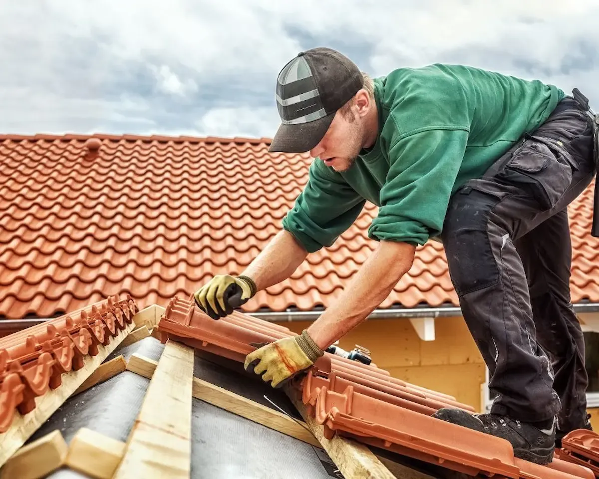 découvrez le prix au m2 d'une toiture plate, les facteurs qui influencent le coût, ainsi que des conseils pour estimer votre budget avant de réaliser vos travaux de toiture.