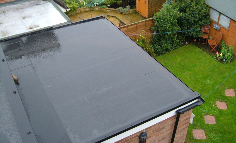 découvrez le prix au m² d'une toiture plate, les facteurs qui influencent le coût et des conseils pour estimer votre budget de travaux en 2024.