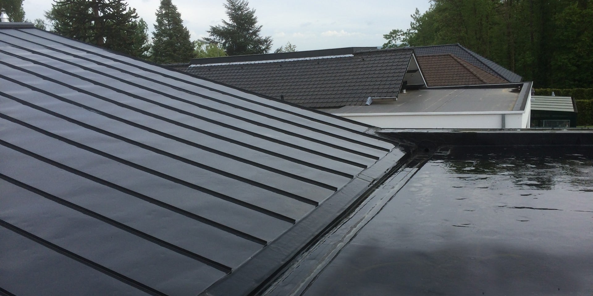 découvrez tout ce qu'il faut savoir sur le prix d'une toiture plate : tarifs au m², facteurs de variation, conseils pour bien estimer votre budget et obtenir des devis auprès de professionnels.