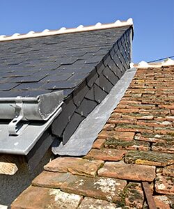 découvrez le prix au m2 d'une toiture en tuiles : tarifs, facteurs de variation et conseils pour estimer le coût de vos travaux de couverture en toute simplicité.