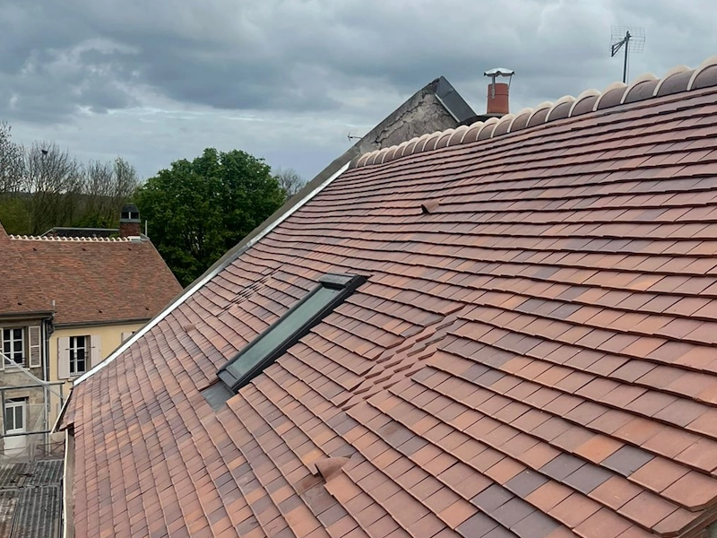découvrez le prix au m² pour une toiture en tuiles, les facteurs qui influencent le coût, ainsi que des conseils pour estimer votre budget de rénovation ou de construction.