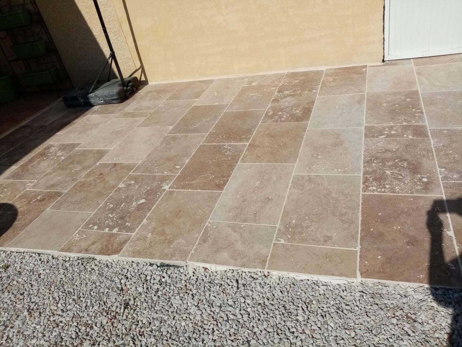 découvrez tout sur le prix du travertin : tarifs au m², facteurs qui influencent le coût, conseils pour acheter au meilleur prix et astuces pour choisir votre revêtement en travertin au meilleur rapport qualité-prix.