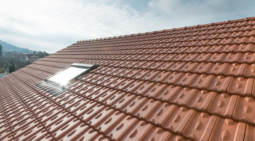 découvrez tout sur le prix des tuiles de toiture : types de tuiles, coûts moyens au m², conseils pour bien choisir et estimer votre budget de rénovation ou construction.