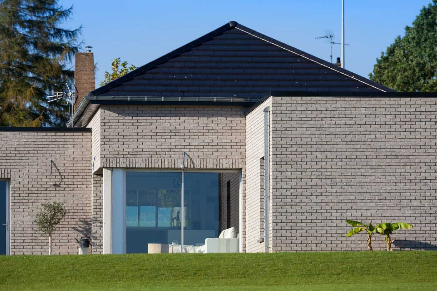 découvrez les prix au m2 des tuiles pour toiture, les différents types disponibles et des conseils pour bien choisir vos matériaux et estimer votre budget de travaux.