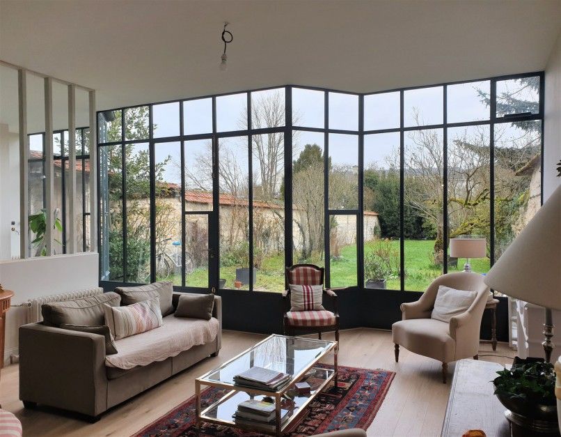 découvrez tout ce qu'il faut savoir sur le prix d'une verrière : tarifs selon les matériaux, modèles, pose et conseils pour bien choisir votre verrière sur mesure.