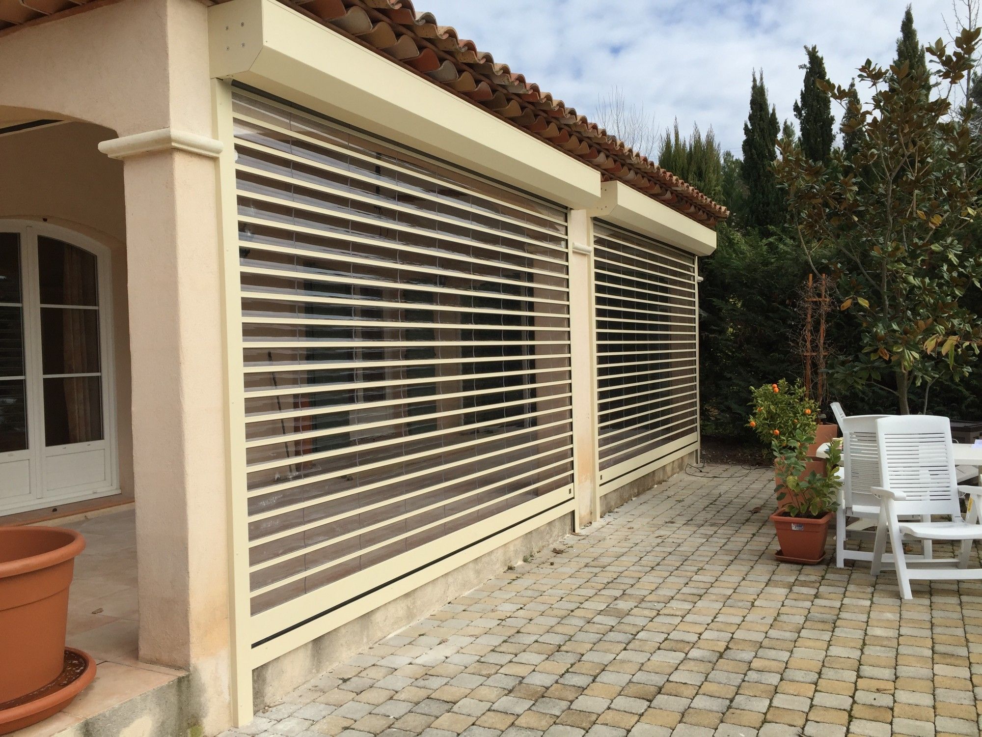 découvrez tout sur le prix des volets roulants avec pose : conseils, tarifs moyens, facteurs qui influencent le coût et astuces pour bien choisir votre installateur.