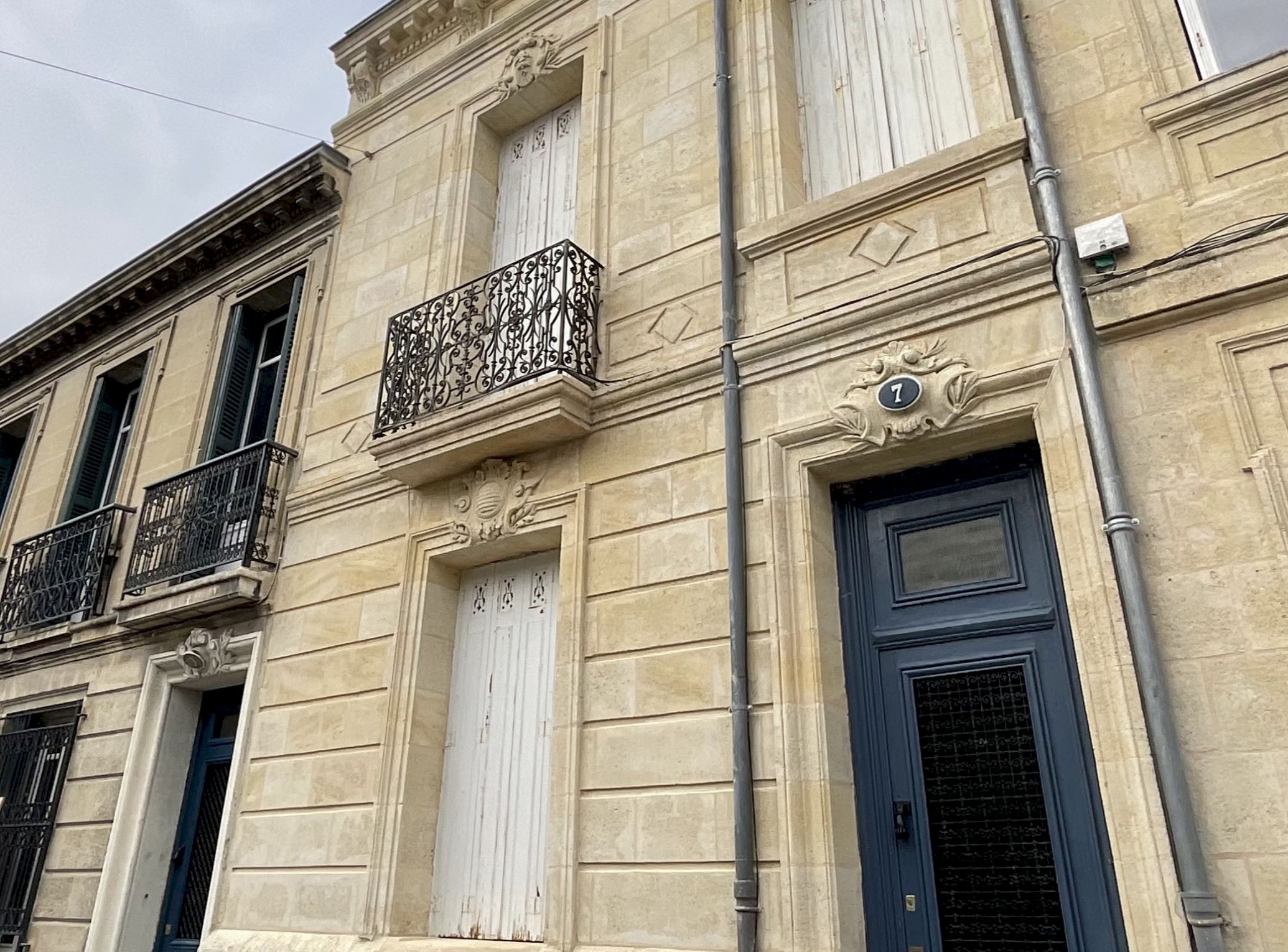 découvrez tout ce qu'il faut savoir sur le ravalement de façade : étapes, conseils, réglementation et prix. rafraîchissez l’extérieur de votre maison avec des professionnels qualifiés.