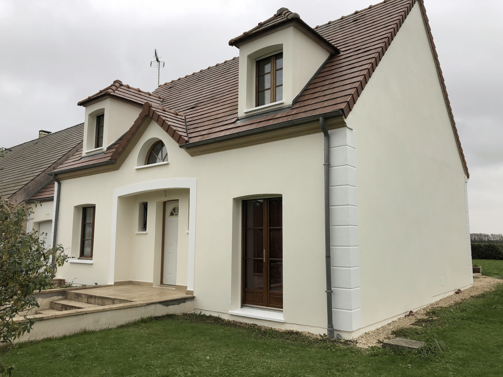 découvrez tout ce qu’il faut savoir sur le ravalement de façade : techniques, étapes, conseils et règlementation pour valoriser et protéger votre maison.