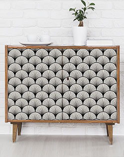 découvrez comment relooker facilement vos meubles de cuisine avec des adhésifs décoratifs. astuces, idées et conseils pour donner un nouvel aspect à votre cuisine sans gros travaux !