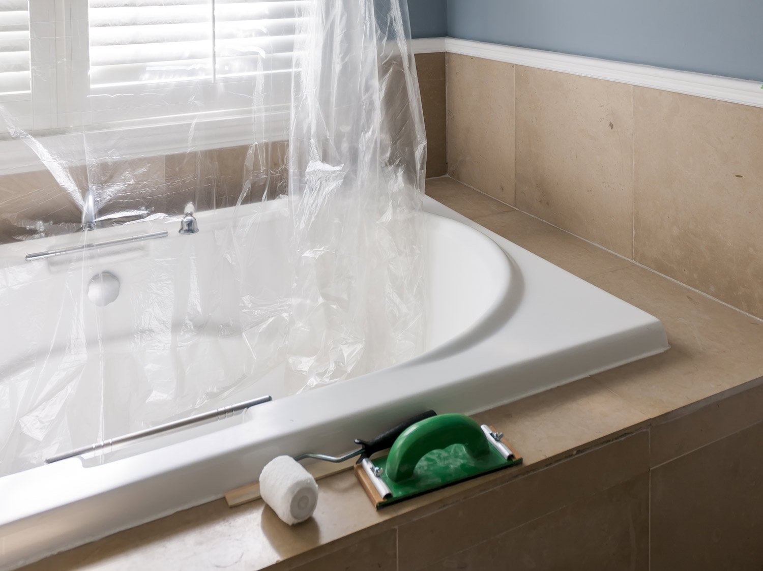 redonnez une seconde vie à votre salle de bain grâce à la rénovation de baignoire. découvrez nos conseils et solutions pour rénover facilement et à moindre coût votre baignoire ancienne ou abîmée.