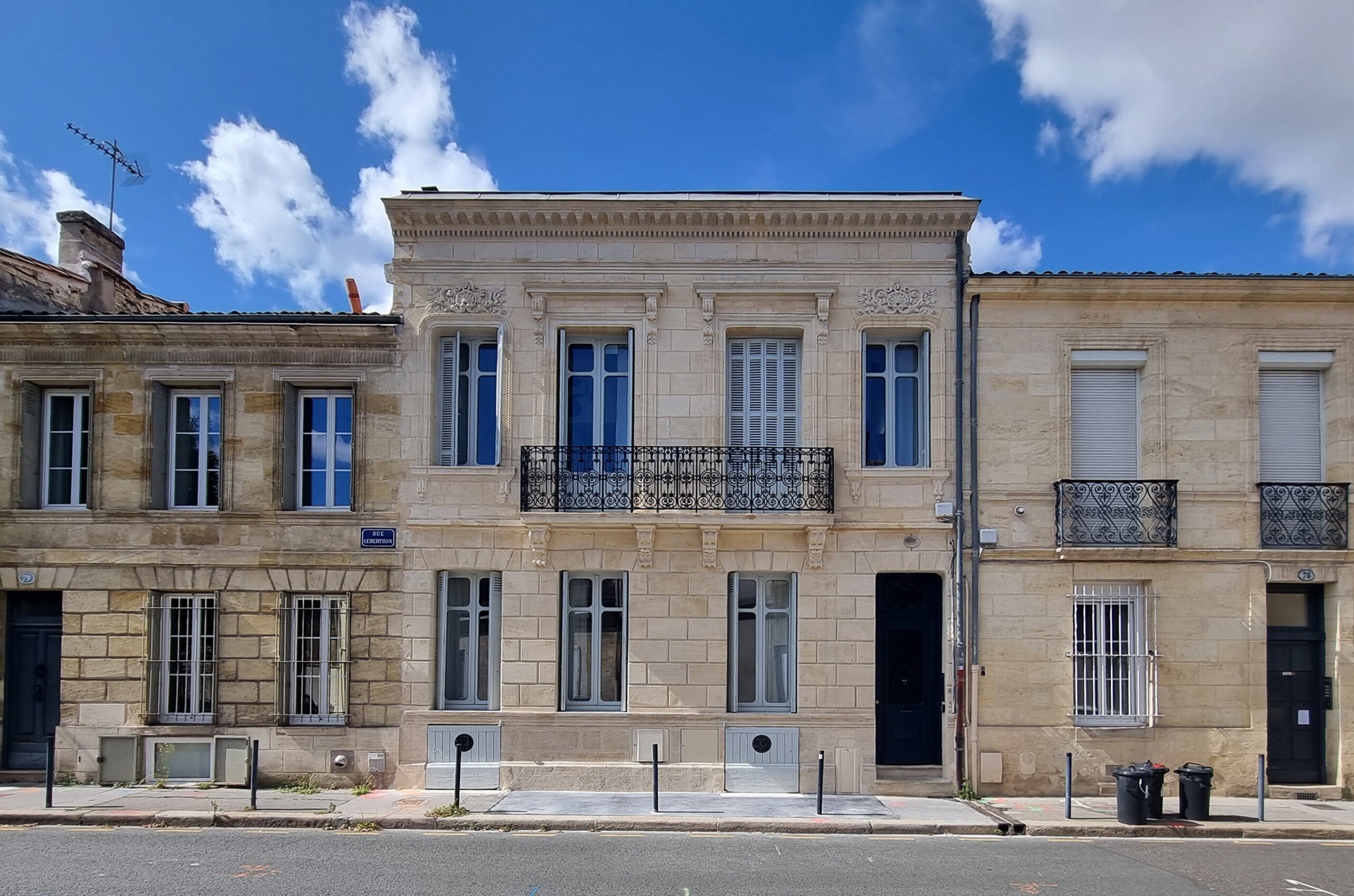 confiez votre projet de rénovation à bordeaux à des experts qualifiés. transformez votre maison ou appartement avec des solutions sur mesure, devis gratuit et conseils personnalisés.