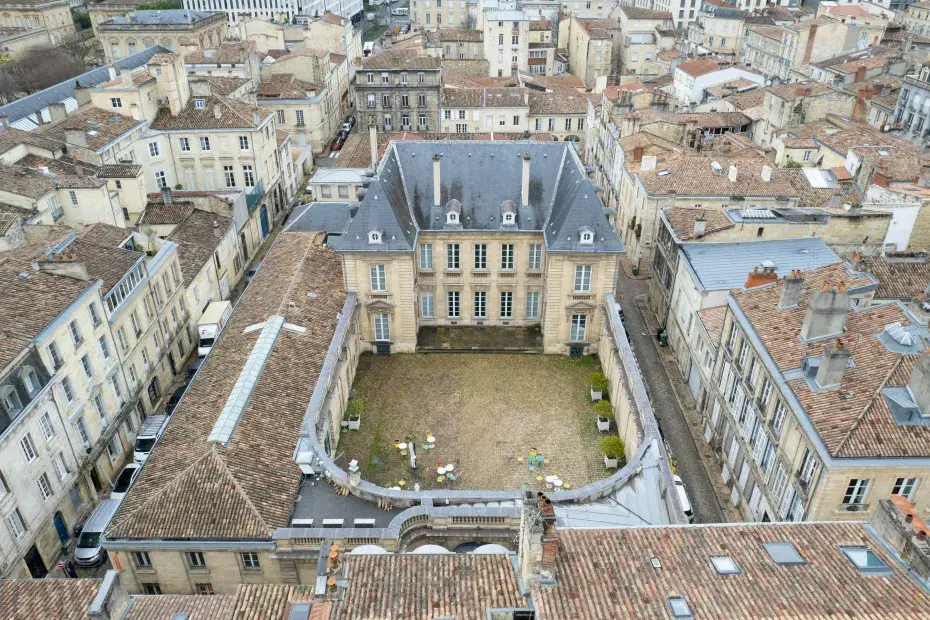 confiez vos projets de rénovation à bordeaux à des experts qualifiés. rénovation intérieure et extérieure, conseils personnalisés et devis gratuit pour transformer votre maison ou appartement.