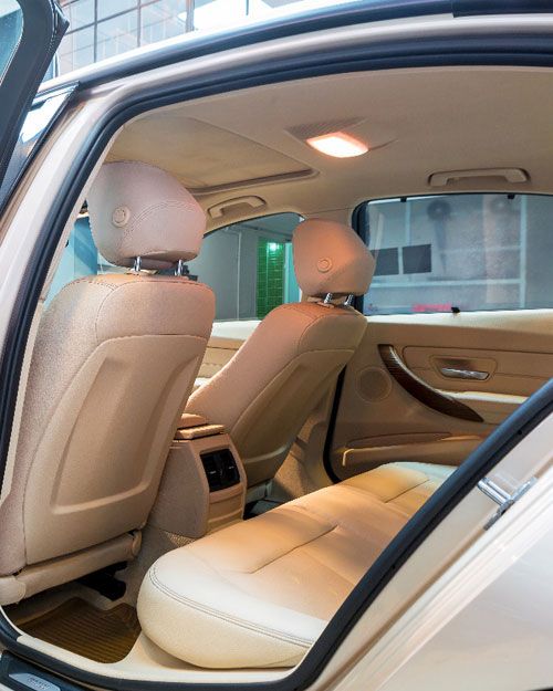 redonnez vie à l’intérieur de votre voiture grâce à la rénovation du cuir auto. nettoyage, réparation et protection de vos sièges en cuir pour un aspect neuf et durable. contactez-nous pour un devis personnalisé.