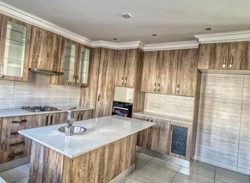 découvrez nos meilleures astuces pour réussir la rénovation de votre cuisine : idées déco, conseils pratiques et inspirations pour transformer votre espace facilement et à moindre coût.