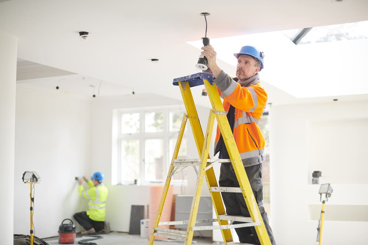 renovation electrique 5 découvrez nos conseils et solutions pour une rénovation électrique sûre et conforme. modernisez votre installation, améliorez votre sécurité et optimisez la performance énergétique de votre logement.