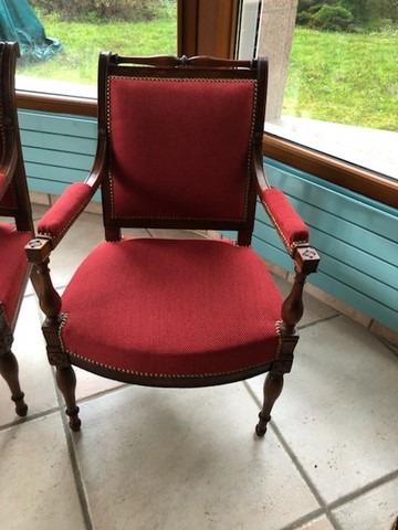 redonnez vie à votre fauteuil à paris grâce à notre service de rénovation. artisanat de qualité, tissus au choix et travail soigné pour un mobilier comme neuf. demandez votre devis personnalisé dès maintenant !