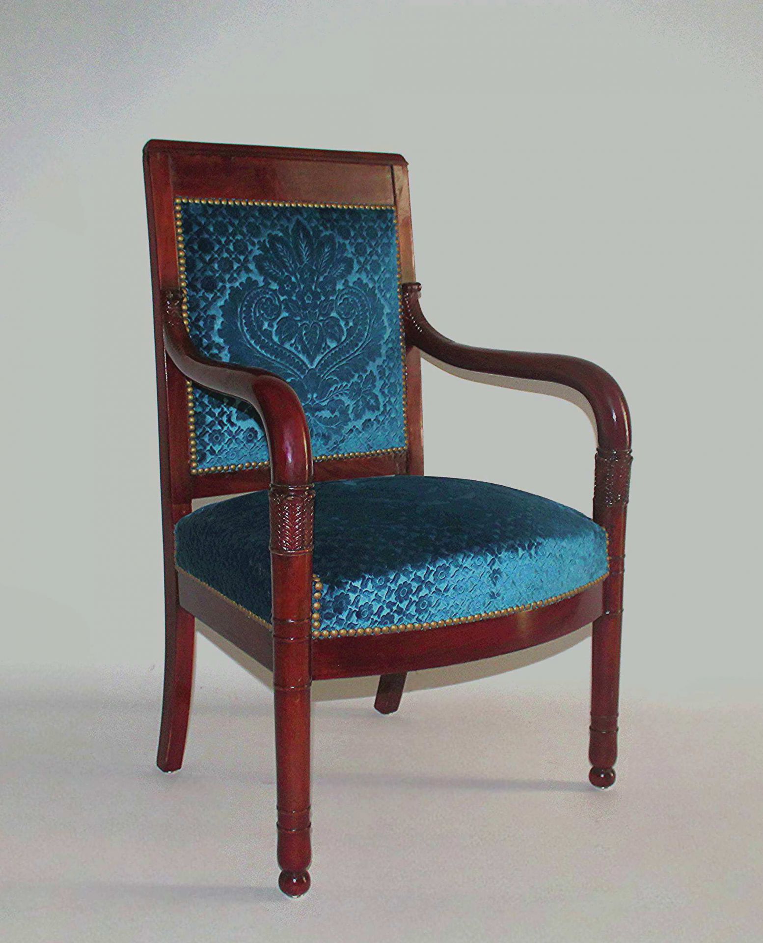 confiez la rénovation de votre fauteuil à paris à des artisans experts. profitez d’un service sur mesure pour redonner vie à vos sièges anciens avec des matériaux de qualité et un savoir-faire reconnu.