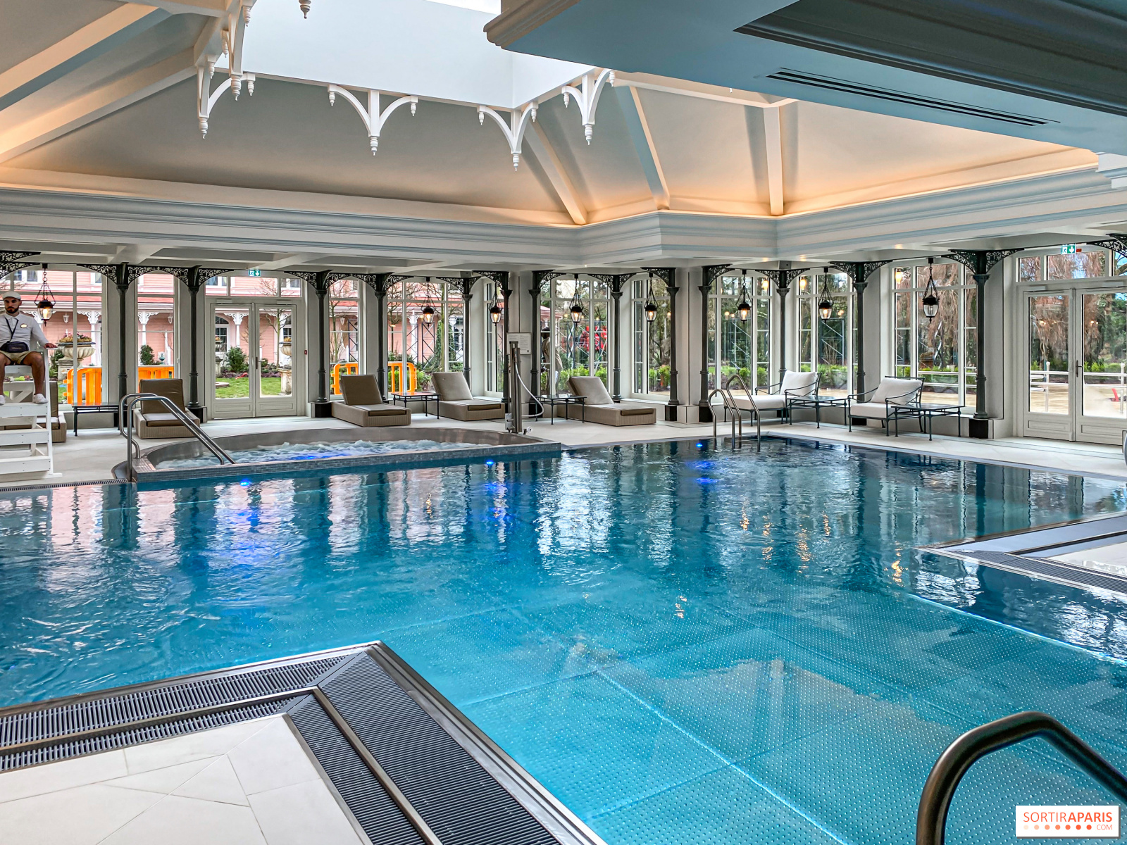 découvrez tout sur la rénovation de l'hôtel disneyland paris : nouveautés, améliorations, charme renouvelé et services exclusifs pour vivre un séjour magique au cœur du parc.