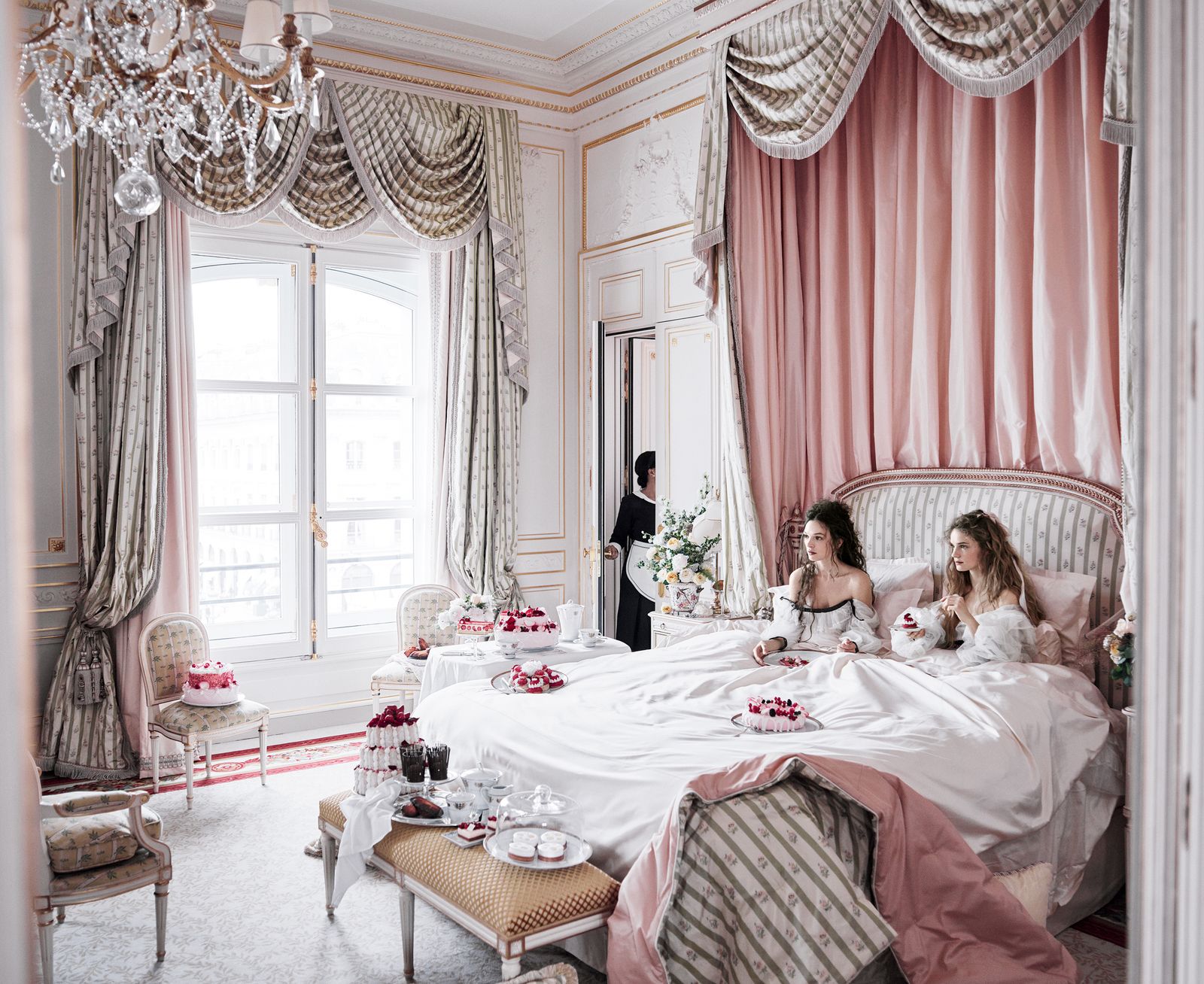 découvrez la rénovation spectaculaire de l'hôtel ritz à paris : histoire, élégance retrouvée et modernité raffinée pour un séjour d'exception au cœur de la capitale.