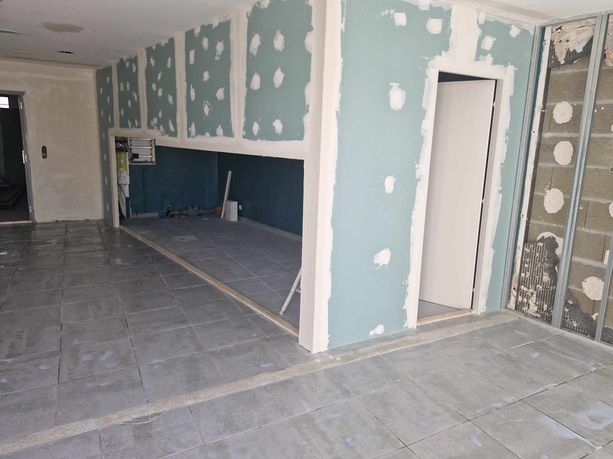 découvrez nos services de rénovation intérieure pour entreprises : aménagement d'espaces professionnels, modernisation de bureaux et amélioration de votre environnement de travail. qualité, rapidité et solutions sur-mesure.