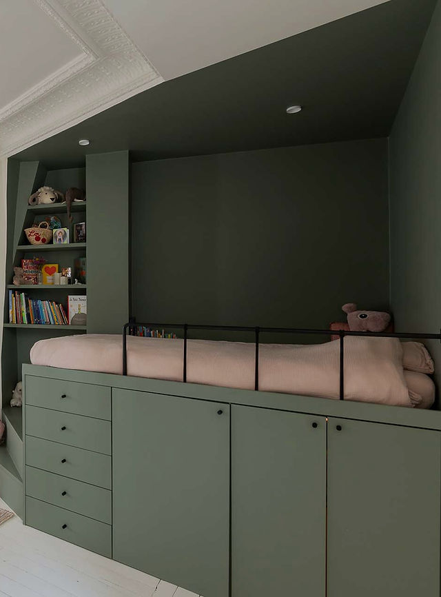 donnez une seconde vie à vos meubles à paris ! découvrez nos services de rénovation de meubles pour un intérieur unique, moderne et personnalisé. devis gratuit et travail soigné.