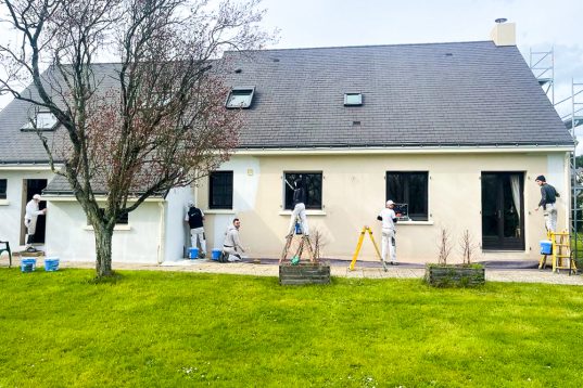 offrez une nouvelle vie à votre habitat à nantes grâce à notre service de rénovation personnalisée. solutions sur-mesure, conseils d’experts et accompagnement de a à z pour concrétiser vos projets uniques.